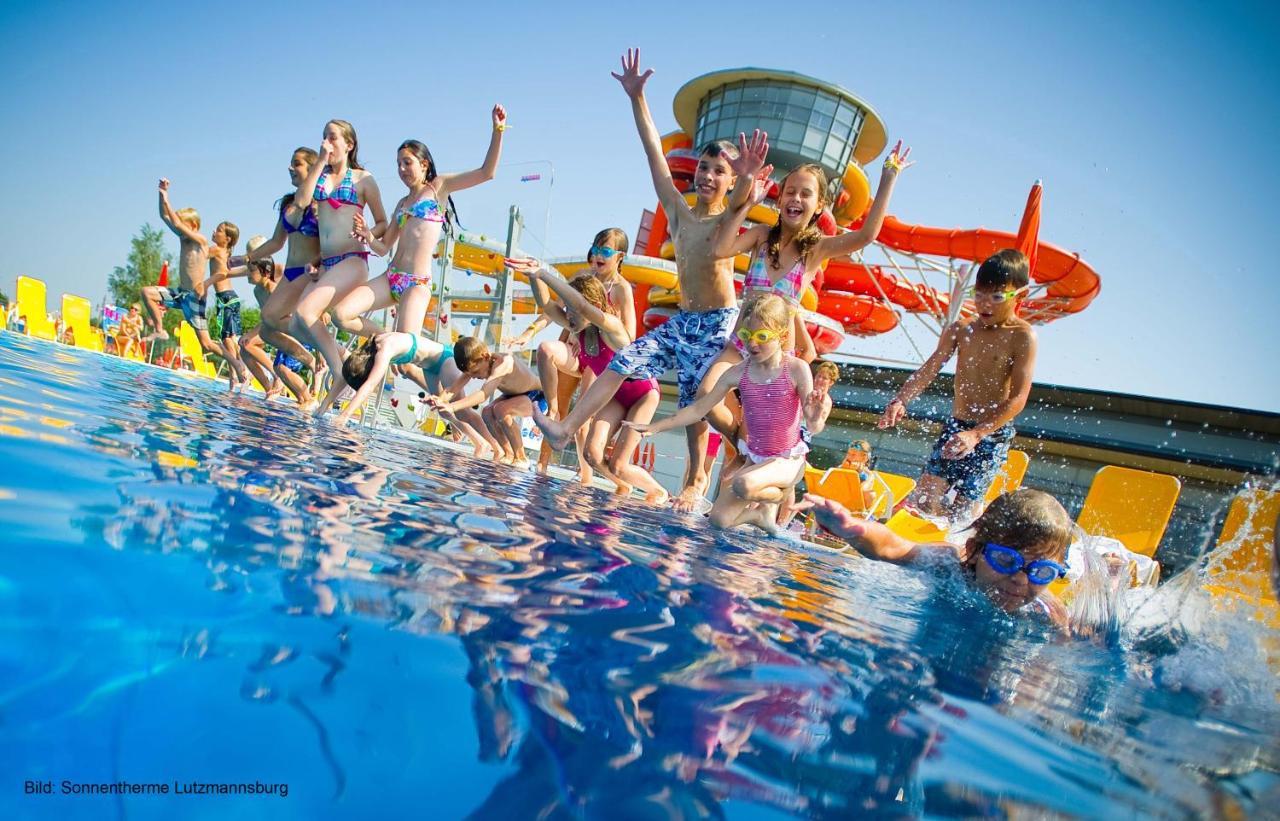 Familien Chalet Mit Direktem Bademantelgang Zur Therme Lutzmannsburg Exteriör bild